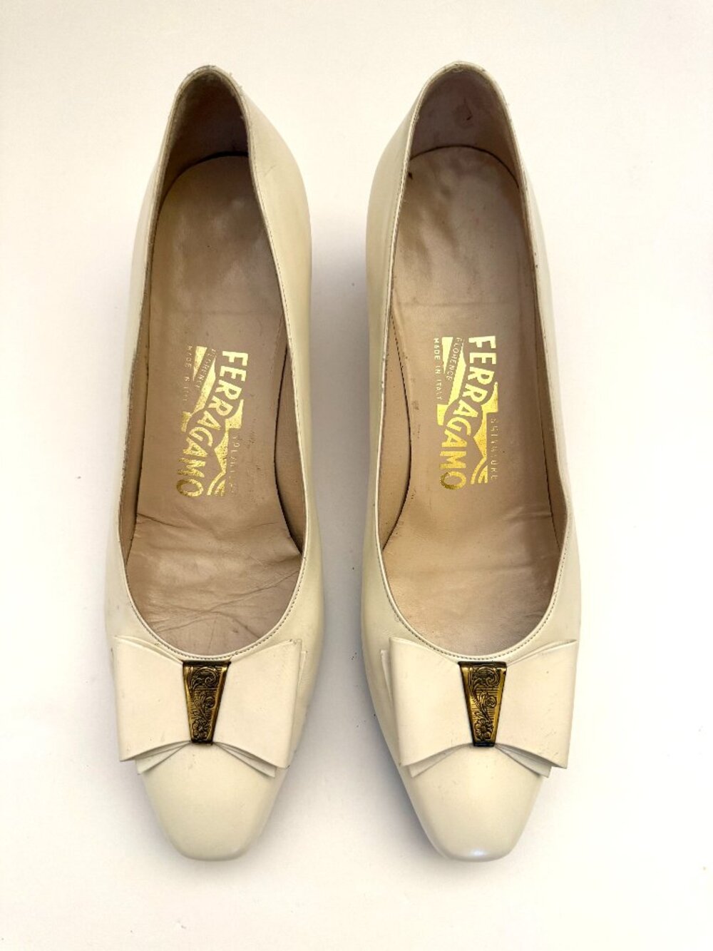 Vintage Salvatore Ferragamo leather pumps in bone white and leather bow